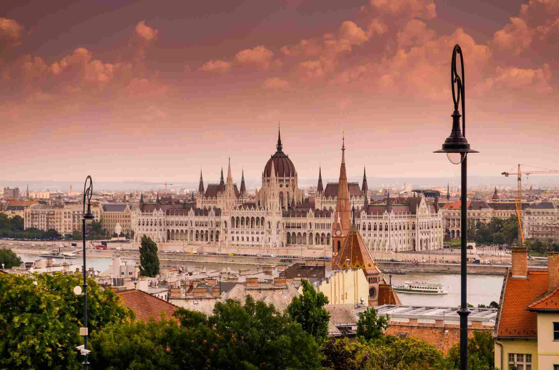 Ver llegar desde el aeropuerto internacional de Budapest al centro de la ciudad.